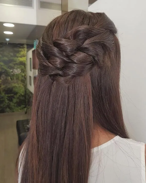 Penteado de cerimónia meio preso